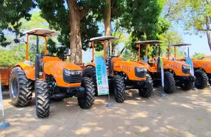 SEFIR entrega de tratores e implementos à agricultura familiar de cidades no Piauí (Foto: Conecta Piauí)