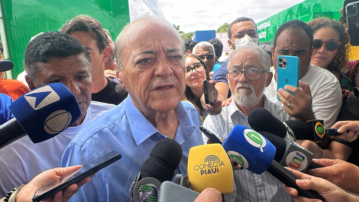 Silvio Mendes vota na zona Leste de Teresina