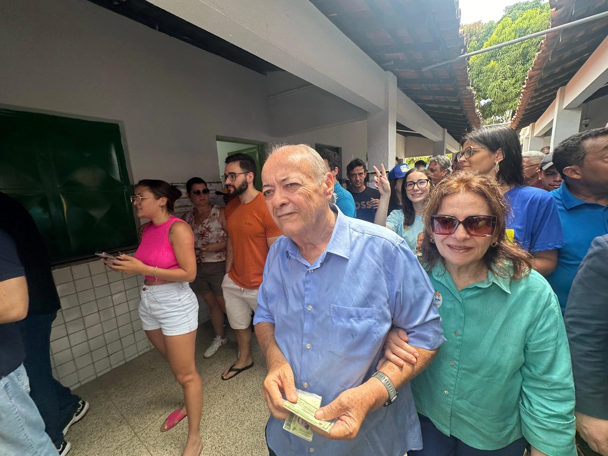 Silvio Mendes vota na zona Leste de Teresina