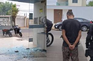 Suspeito de quebrar porta de vidro, invadir e furtar farmácia é preso em Picos (Foto: Divulgação/PMPI)