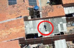 Suspeito de tráfico de drogas cai de telhado durante fuga da policia em Parnaíba (Foto: Reprodução)