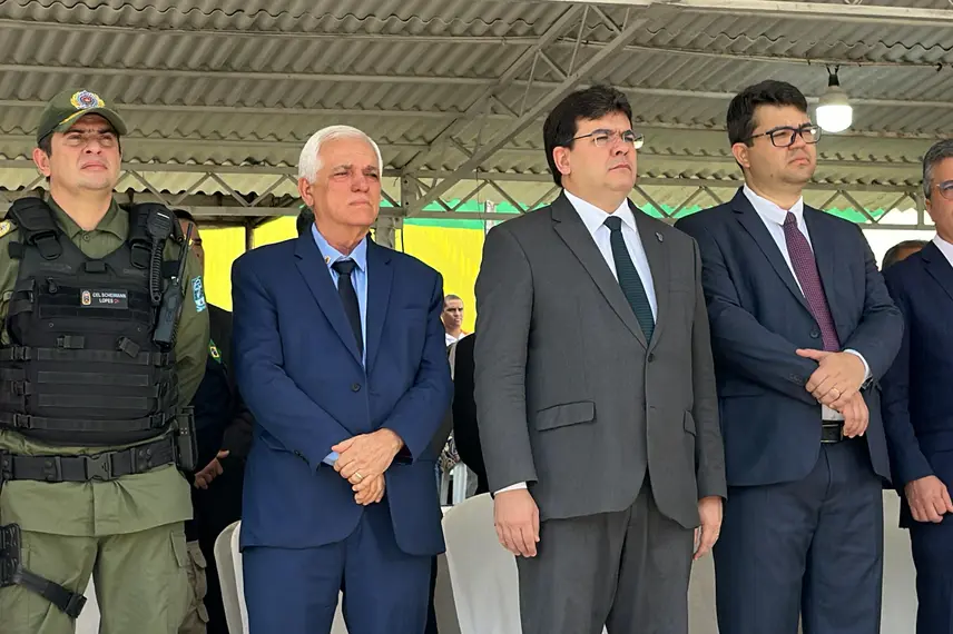 250 policiais militares são promovidos em solenidade do Dia da Bandeira