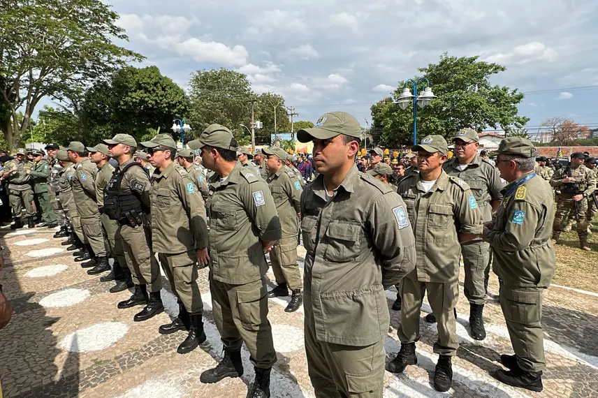 250 policiais militares são promovidos em solenidade do Dia da Bandeira