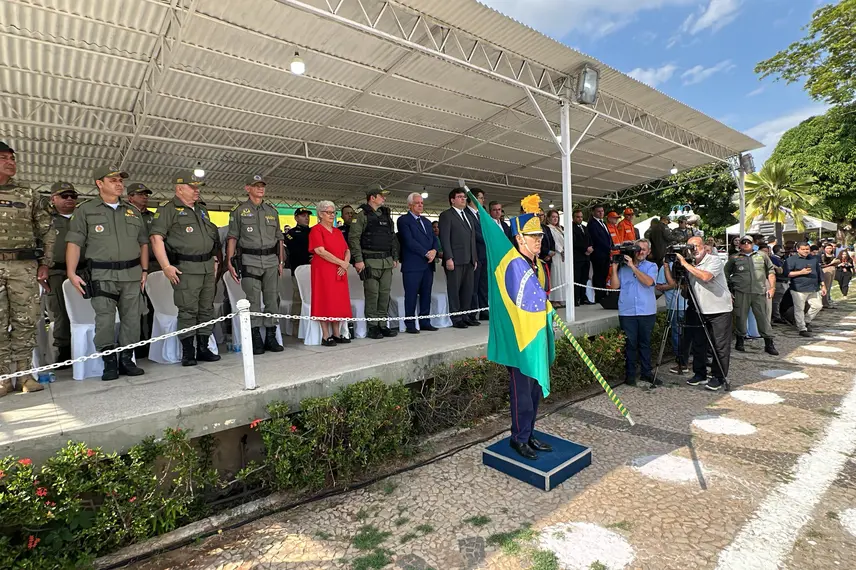 250 policiais militares são promovidos em solenidade do Dia da Bandeira