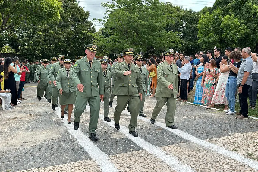 250 policiais militares são promovidos em solenidade do Dia da Bandeira