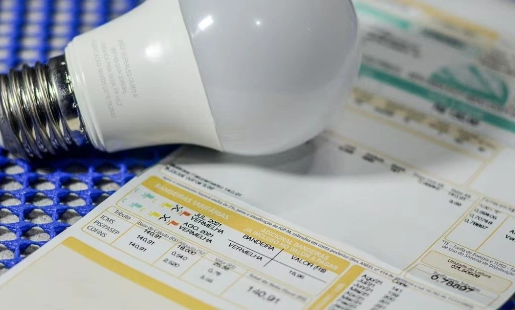 Aneel aciona bandeira verde em dezembro, sem taxa extra na conta de luz