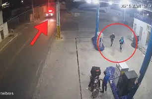 Bandido não percebe chegada de viatura e morre baleado em assalto na Paraíba (Foto: Reprodução)