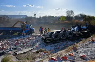 Carreta com carga de trigo tomba e deixa motorista preso às ferragens no Piauí (Foto: Reprodução/Cidadesnanet)