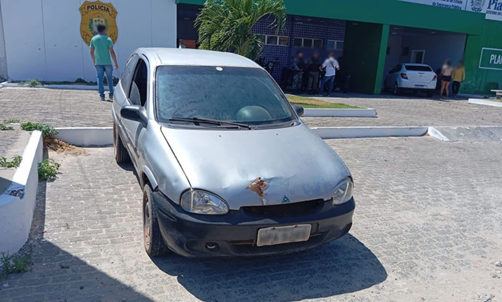 Carro apreendido com os suspeitos