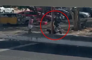 Dupla de criminosos espanca trabalhador durante assalto no Centro de Teresina (Foto: Reprodução)