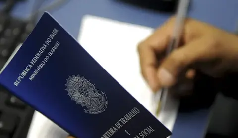 Empregos com carteira assinada e informais batem recordes no Brasil