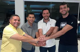 Enfraquecido: Ricardo Rodrigues recorre a acordo com Vinicius Sabá (Foto: Reprodução)