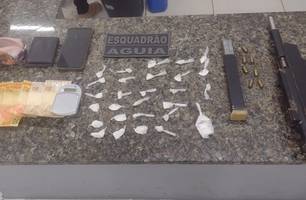Esquadrão Águia aprende arma artesanal e drogas em abordagem no bairro Bela Vista, em Timon (Foto: Reprodução)