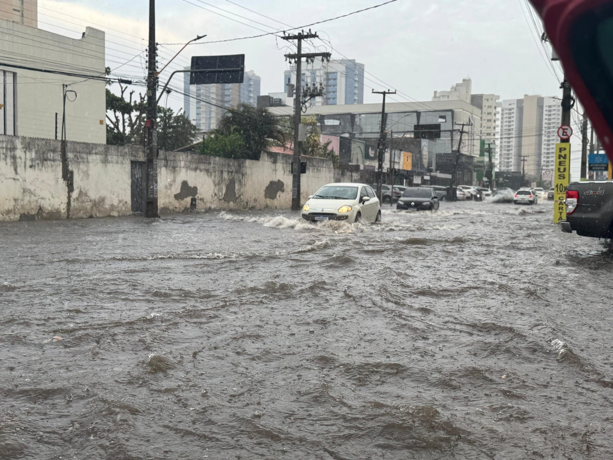 Forte chuva alaga ruas e causa transtornos em Teresina