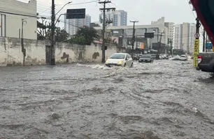 Forte chuva alaga ruas e causa transtornos em Teresina (Foto: Eduardo Amorim / Conecta Piauí)