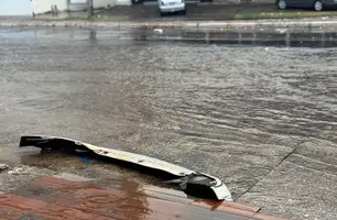 Forte chuva alaga ruas e causa transtornos em Teresina (Foto: Eduardo Amorim / Conecta Piauí)