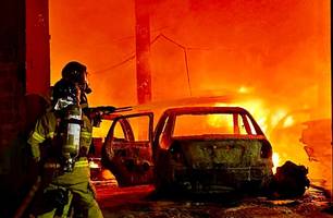 Forte incêndio destrói veículos dentro de auto mecânica na zona Leste de Teresina (Foto: Divulgação/Corpo de Bombeiros)