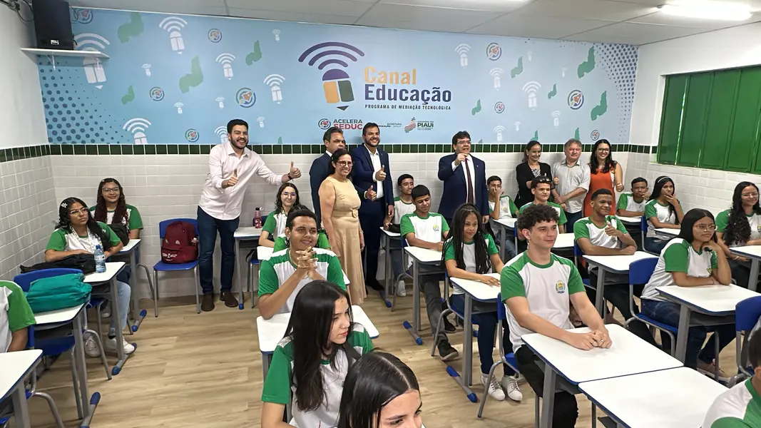Governador inaugura reforma e modernização de escola na zona Sul de Teresina
