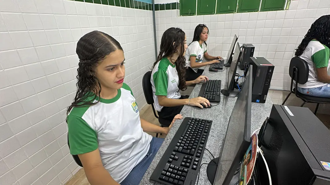 Governador inaugura reforma e modernização de escola na zona Sul de Teresina