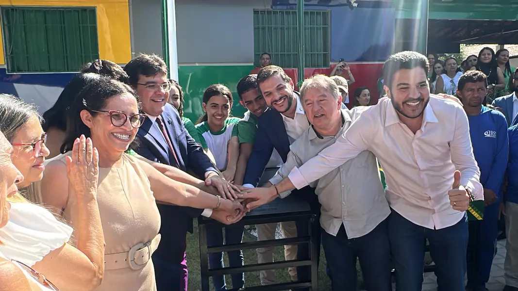 Governador inaugura reforma e modernização de escola na zona Sul de Teresina