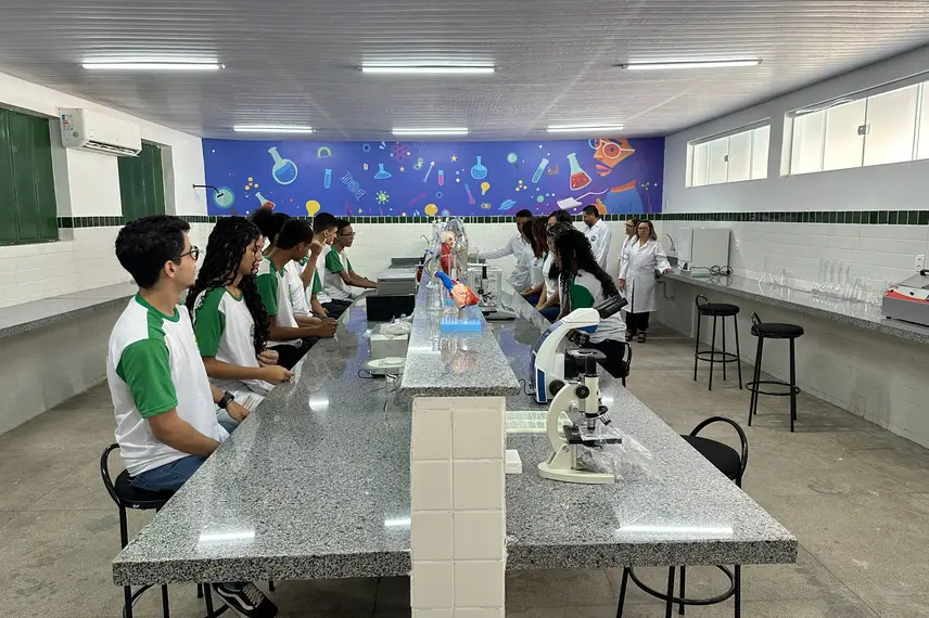 Governador inaugura reforma e modernização de escola na zona Sul de Teresina Governador inaugura reforma e modernização de escola na zona Sul de Teresina