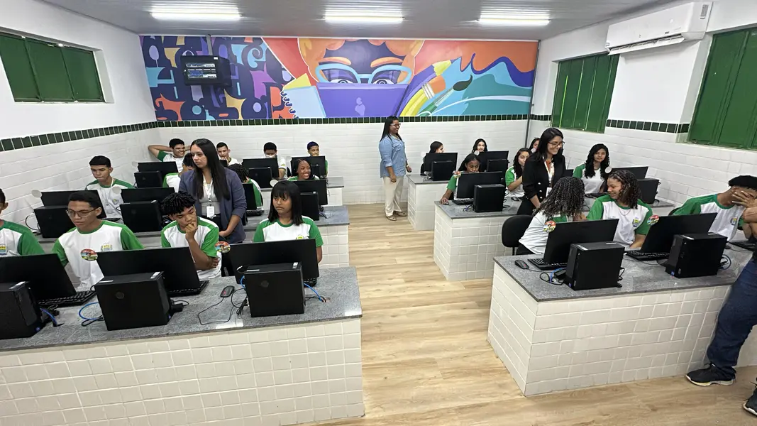 Governador inaugura reforma e modernização de escola na zona Sul de Teresina