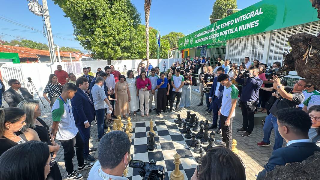 Governador inaugura reforma e modernização de escola na zona Sul de Teresina