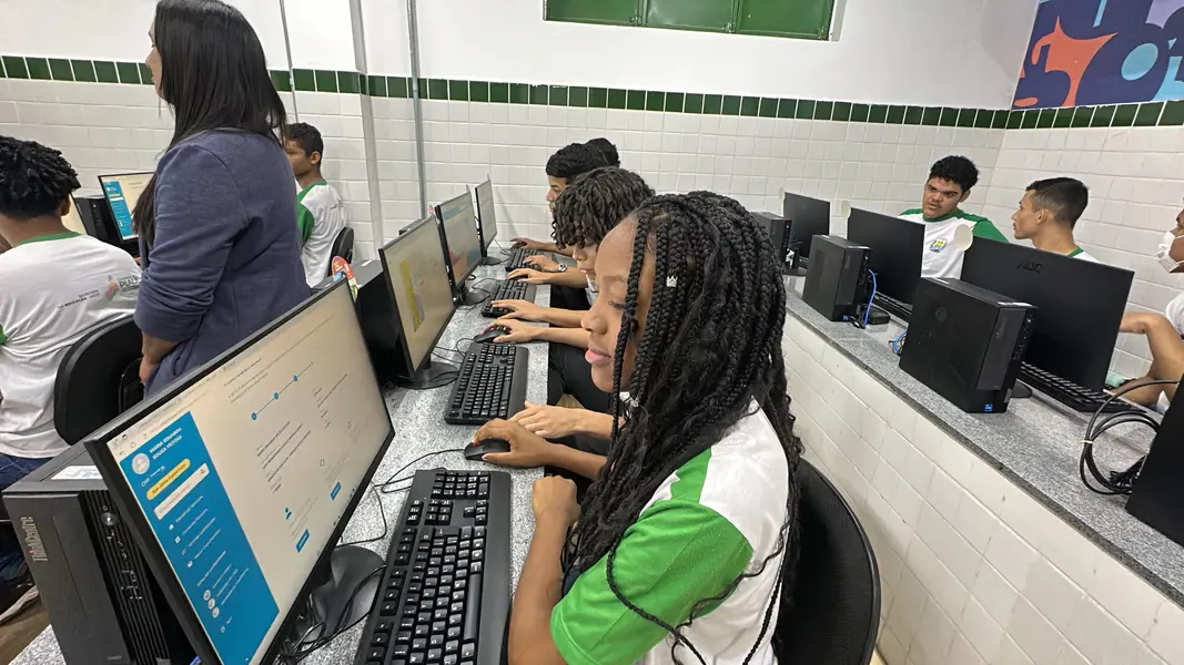 Governador inaugura reforma e modernização de escola na zona Sul de Teresina