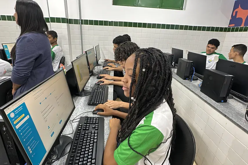 Governador inaugura reforma e modernização de escola na zona Sul de Teresina Governador inaugura reforma e modernização de escola na zona Sul de Teresina