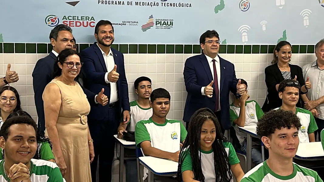 Governador inaugura reforma e modernização de escola na zona Sul de Teresina