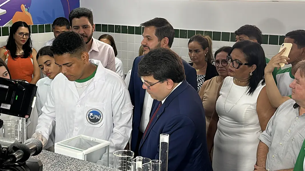 Governador inaugura reforma e modernização de escola na zona Sul de Teresina