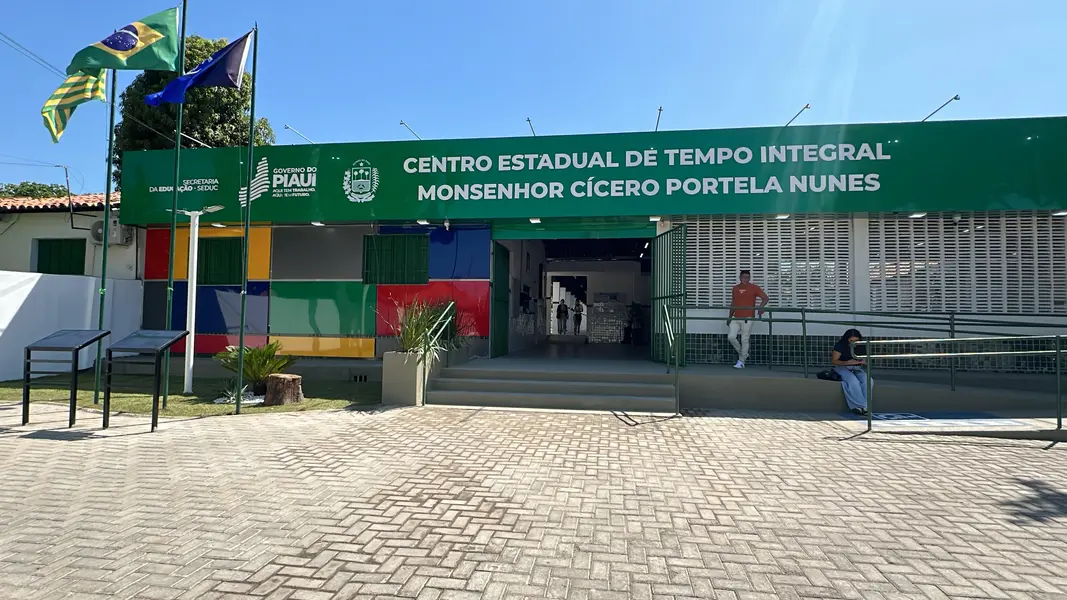 Governador inaugura reforma e modernização de escola na zona Sul de Teresina