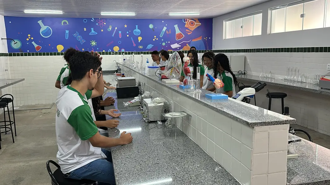 Governador inaugura reforma e modernização de escola na zona Sul de Teresina