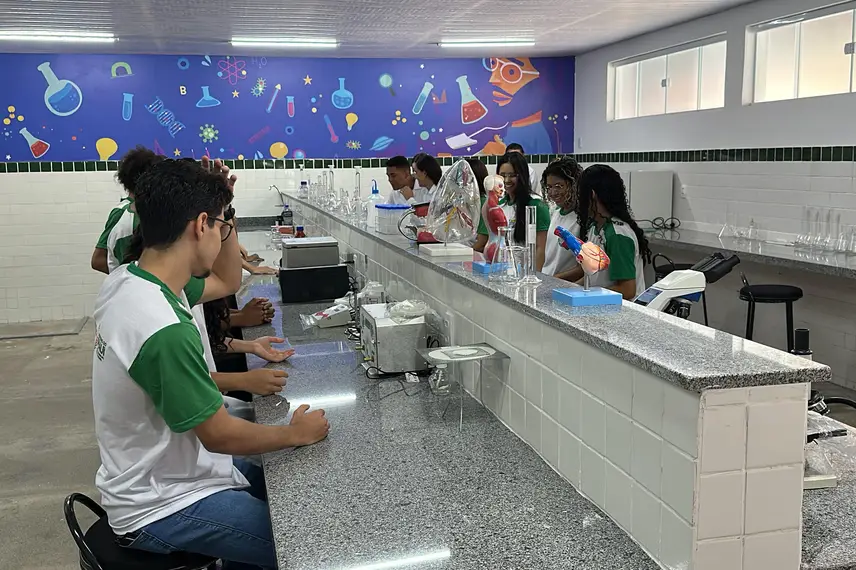 Governador inaugura reforma e modernização de escola na zona Sul de Teresina Governador inaugura reforma e modernização de escola na zona Sul de Teresina