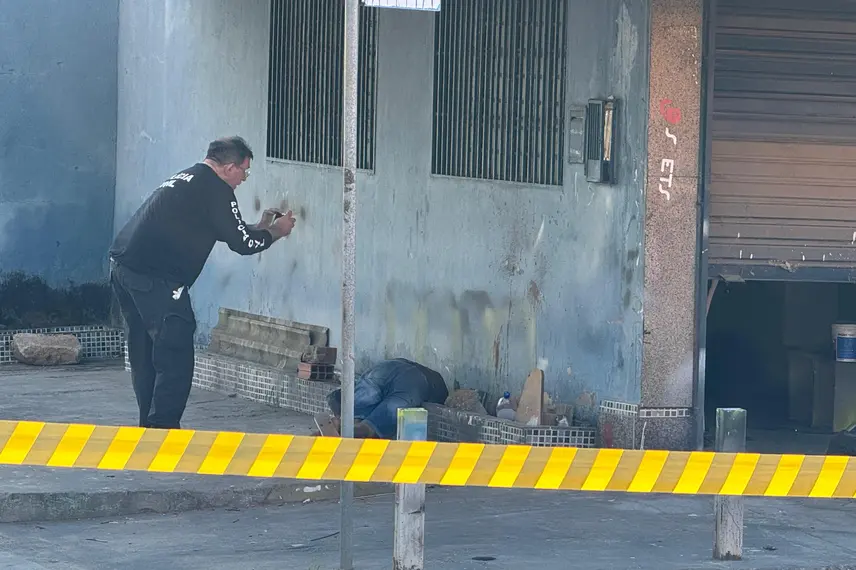 Homem é morto a tiros enquanto usava o celular no horário de almoço em Teresina