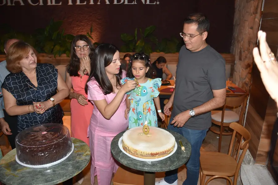 Médica Sariane Ribeiro celebra 40 anos ao lado da família em Teresina