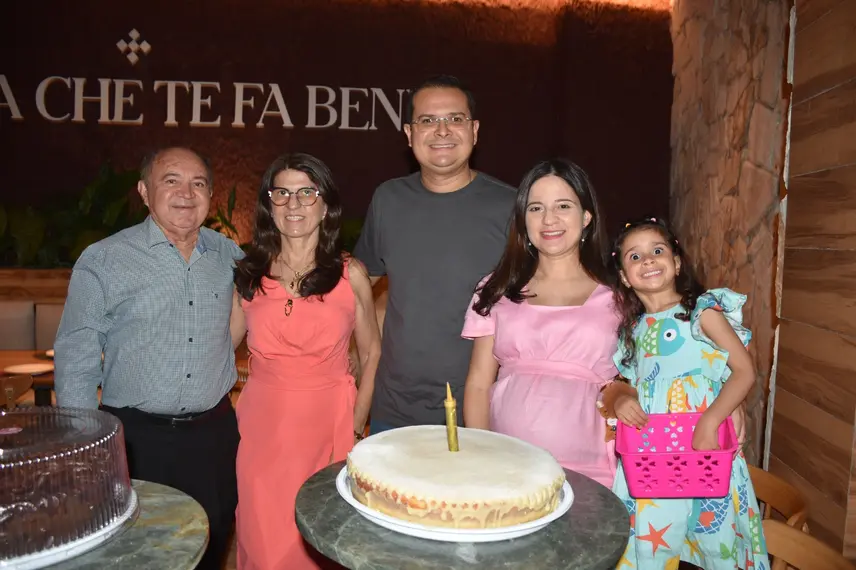 Médica Sariane Ribeiro celebra 40 anos ao lado da família em Teresina