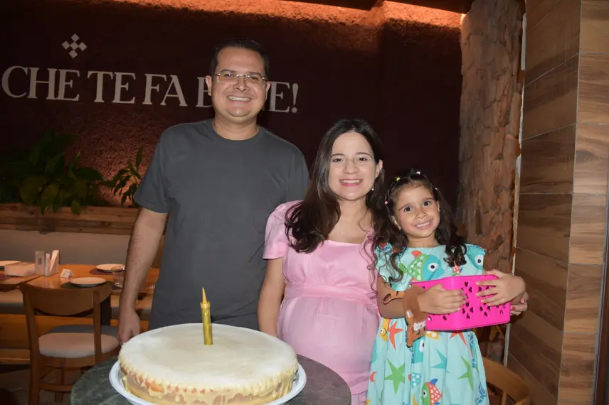 Médica Sariane Ribeiro celebra 40 anos ao lado da família em Teresina