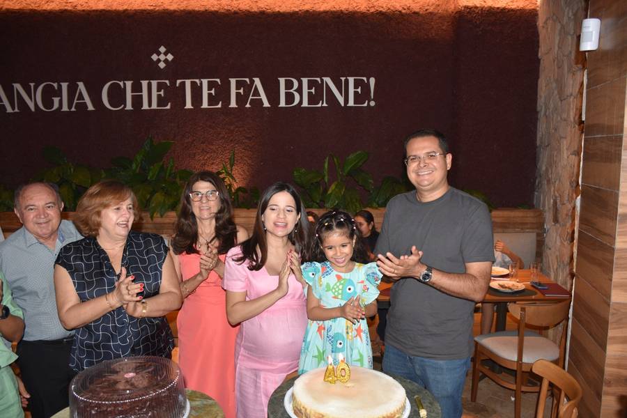 Médica Sariane Ribeiro celebra 40 anos ao lado da família em Teresina