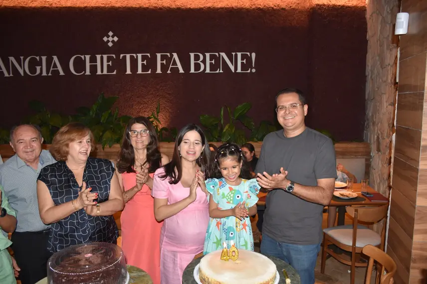 Médica Sariane Ribeiro celebra 40 anos ao lado da família em Teresina