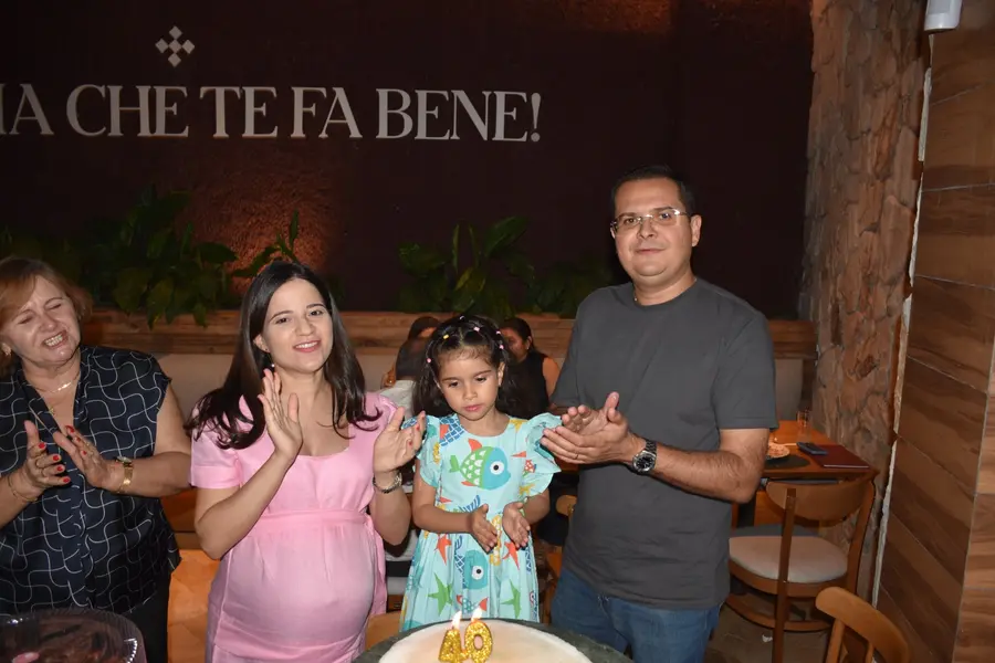 Médica Sariane Ribeiro celebra 40 anos ao lado da família em Teresina