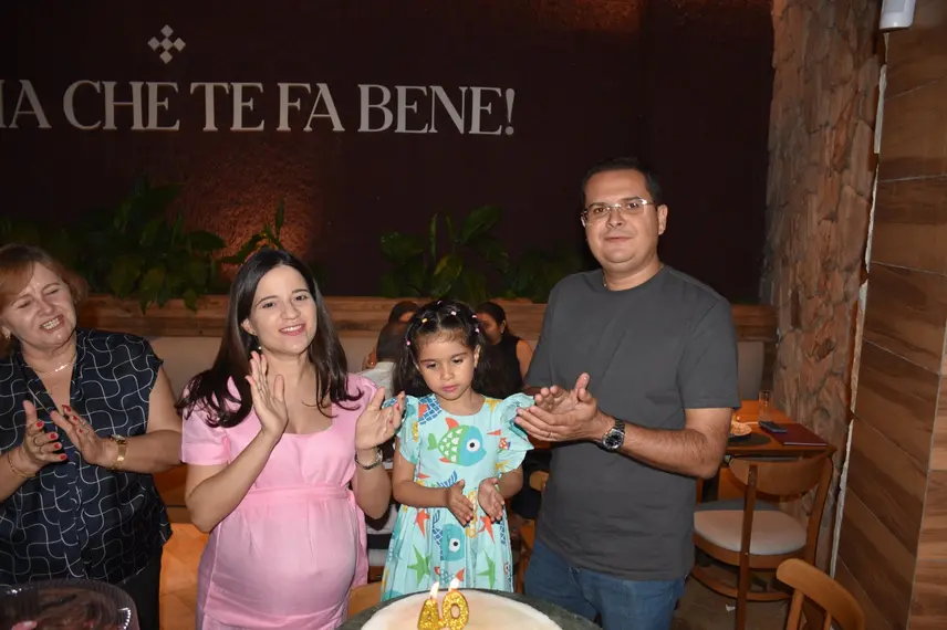 Médica Sariane Ribeiro celebra 40 anos ao lado da família em Teresina