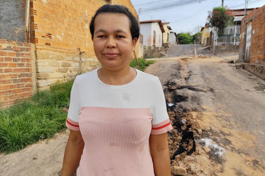 Moradores denunciam 'buraqueira' feita pela Águas de Teresina na zona Norte Moradores denunciam 'buraqueira' feita pela Águas de Teresina na zona Norte