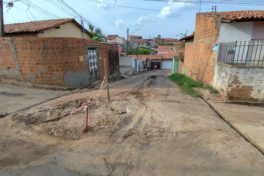 Moradores denunciam 'buraqueira' feita pela Águas de Teresina na zona Norte