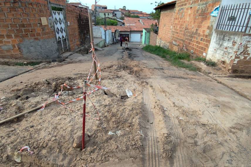 Moradores denunciam 'buraqueira' feita pela Águas de Teresina na zona Norte Moradores denunciam 'buraqueira' feita pela Águas de Teresina na zona Norte