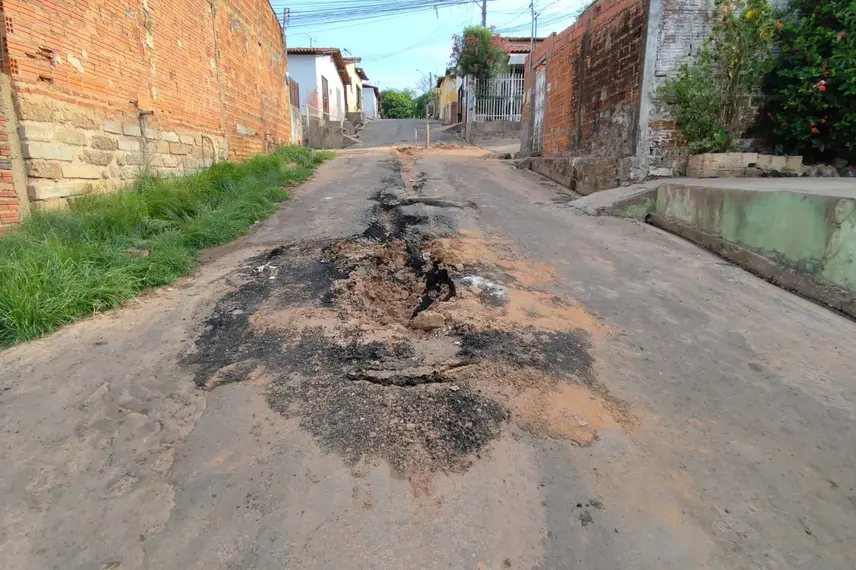 Moradores denunciam 'buraqueira' feita pela Águas de Teresina na zona Norte