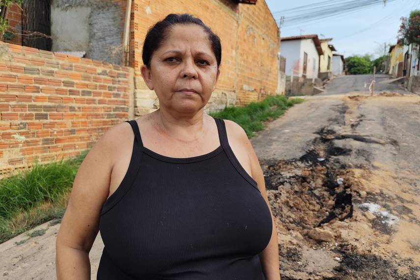 Moradores denunciam 'buraqueira' feita pela Águas de Teresina na zona Norte Moradores denunciam 'buraqueira' feita pela Águas de Teresina na zona Norte