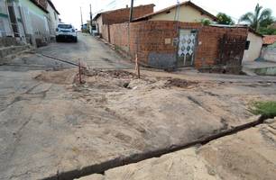 Moradores denunciam 'buraqueira' feita pela Águas de Teresina na zona Norte (Foto: James Rodrigues/Conecta Piauí)