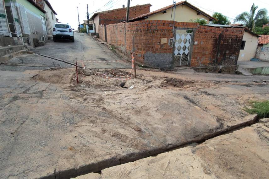 Moradores denunciam 'buraqueira' feita pela Águas de Teresina na zona Norte Moradores denunciam 'buraqueira' feita pela Águas de Teresina na zona Norte
