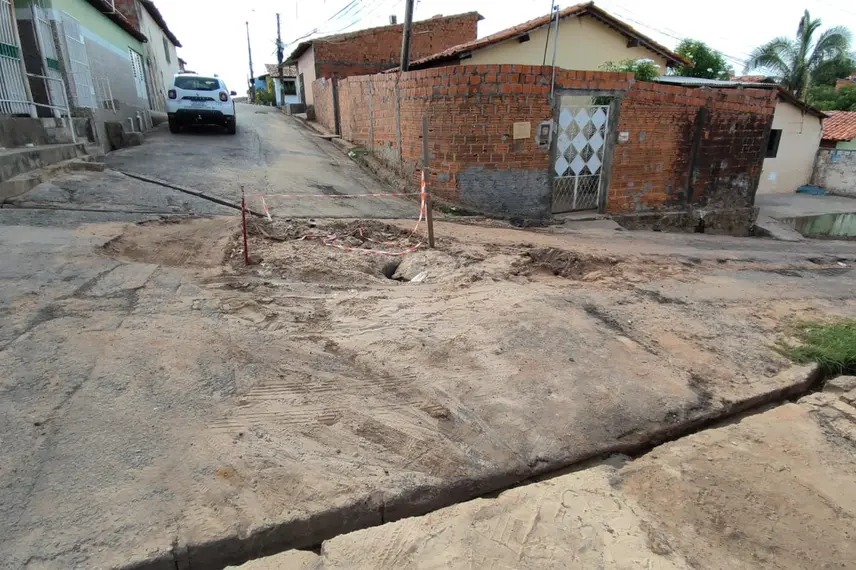 Moradores denunciam 'buraqueira' feita pela Águas de Teresina na zona Norte